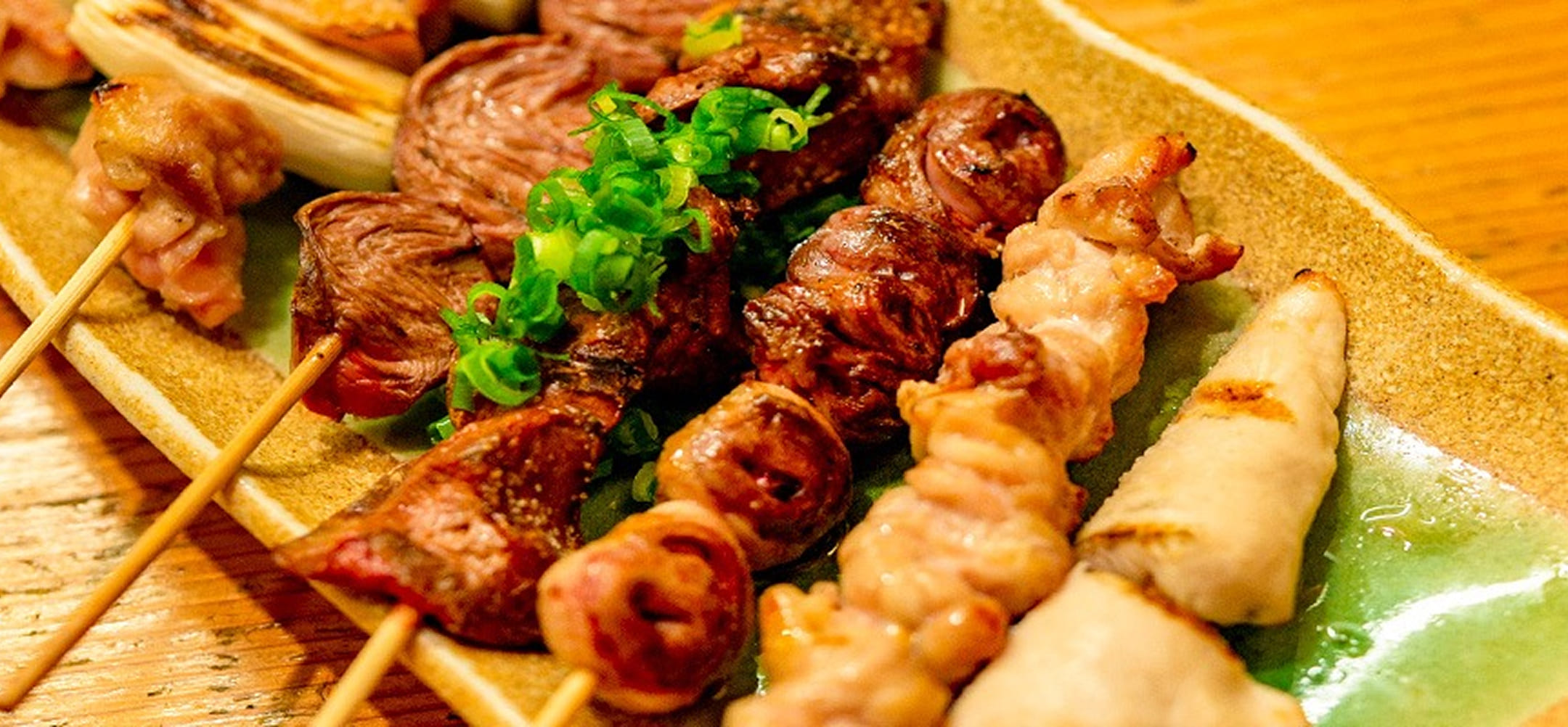 炭火で焼き上げた地鶏の串焼き