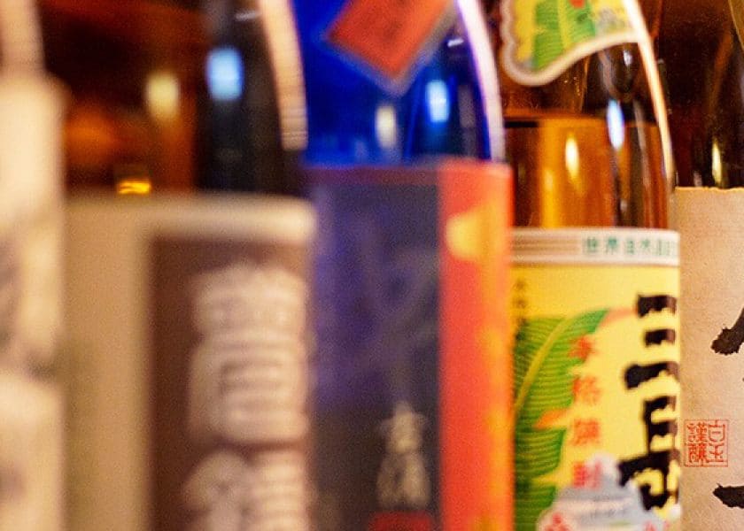 店内に並ぶ日本酒や焼酎の瓶