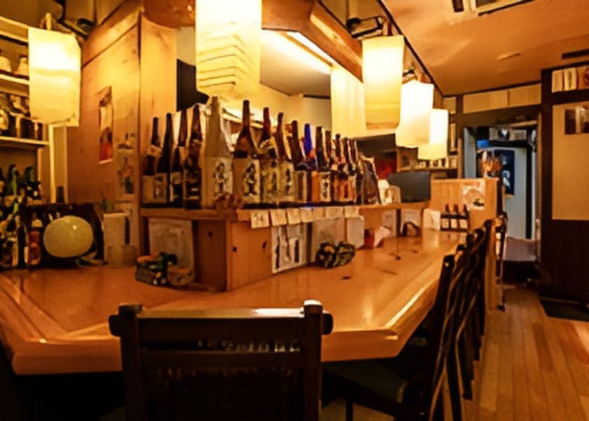 日本酒の瓶が並ぶカウンター席