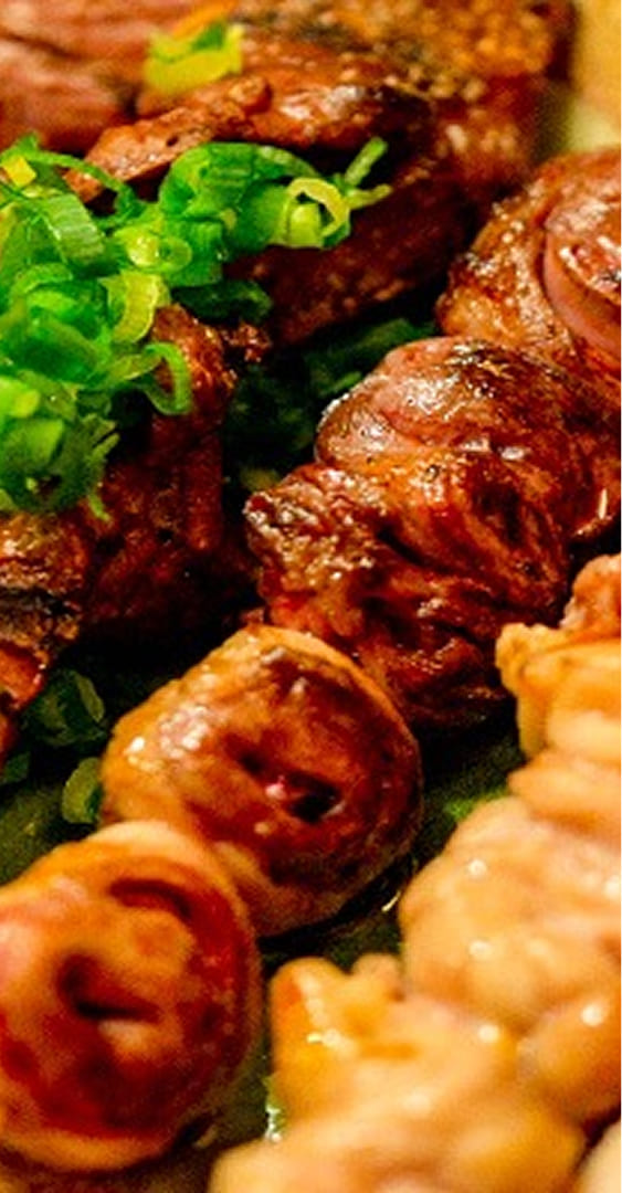 炭火で焼き上げた地鶏の串焼き