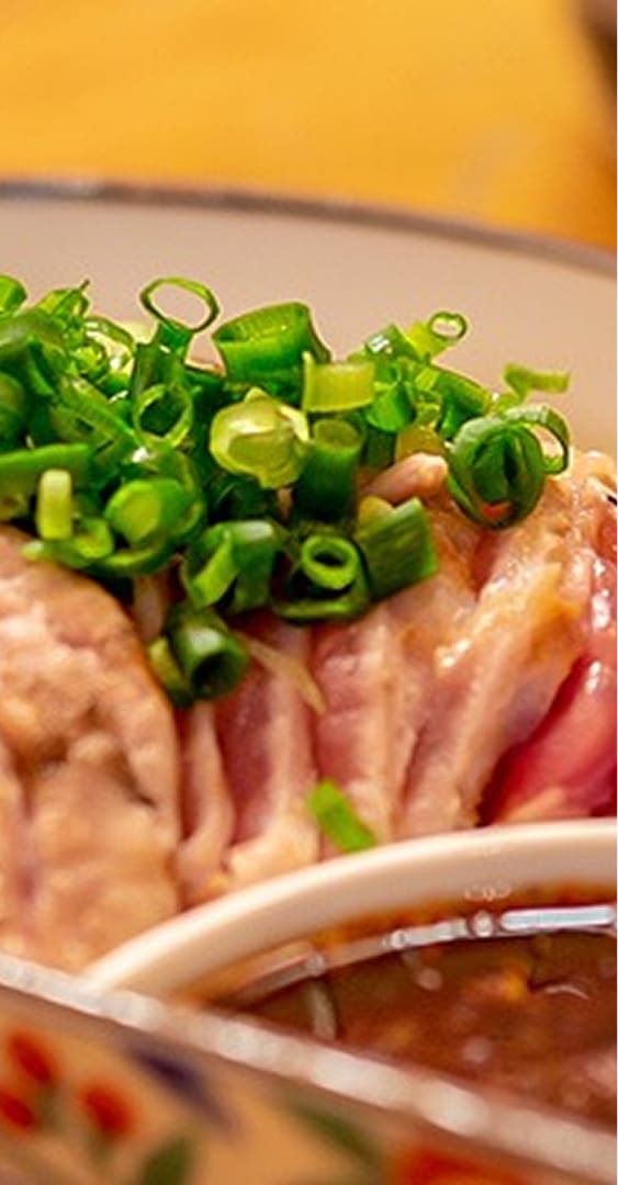 炭火で焼き上げた地鶏の串焼き