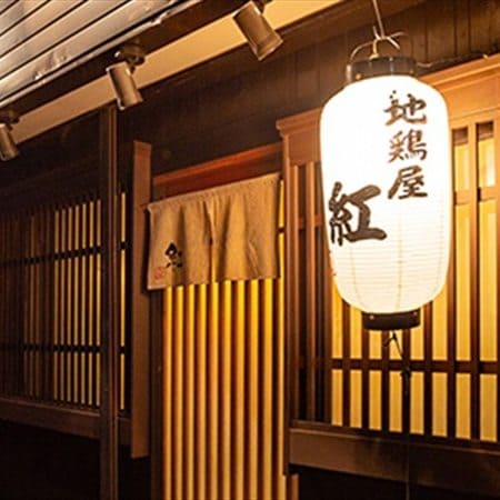提灯の下がる店舗入口