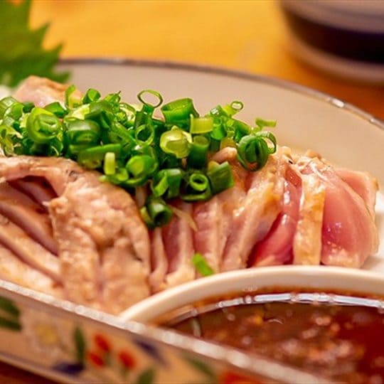 薬味をのせた鶏料理