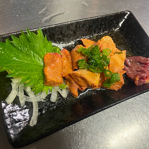 丁寧に盛り付けた地鶏のたたき